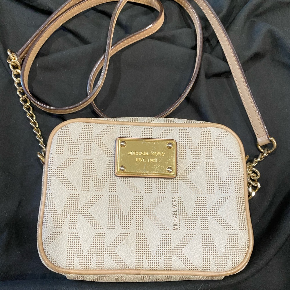 Michael Kors crossbody small purse great condition